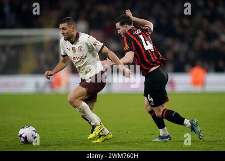 Mateo Kovacic (links) von Manchester City und Lewis Cook von Bournemouth kämpfen um den Ball während des Premier League-Spiels im Vitality Stadium in Bournemouth. Bilddatum: Samstag, 24. Februar 2024. Stockfoto