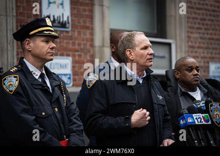 Bronx, USA. Februar 2024. Der Präsident der Metropolitan Transportation Authority, Janno lieber, der Leiter der New York City Police Department of Transit Michael Kemper und andere Mitglieder der Polizeibehörde hielten eine Pressekonferenz im 46. Bezirk in der Bronx, New York, 23. Februar, ab. 2024, um die Medien über den Vorfall in einem D-Zug in Manhattan in der Bronx zu informieren. (Foto: Steve Sanchez/SIPA USA). Quelle: SIPA USA/Alamy Live News Stockfoto