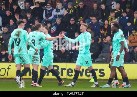 Burton upon Trent, UK, 24. Februar 2024: Mitch Pinnock aus Northampton Town gratuliert Ben Fox aus Northampton Town zum 2. Tor in der EFL League One Burton Albion gegen Northampton Town Credit: Clive Stapleton/Alamy Live News Stockfoto