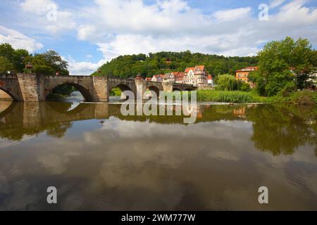 Deutschland, Niedersachsen, Hannoversch Münden - 28. Juli 2023: Die Alte Werrabrücke wurde 1329 erstmals als Steinbrücke erwähnt. Stockfoto