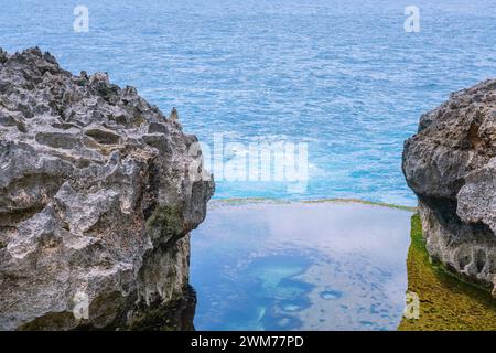 Nusa Penida Island, Bali, Indonesien, Angel's Billabong, Touristenattraktion mit wunderschönem Gezeitenpool und atemberaubendem Blick auf die Natur. Stockfoto