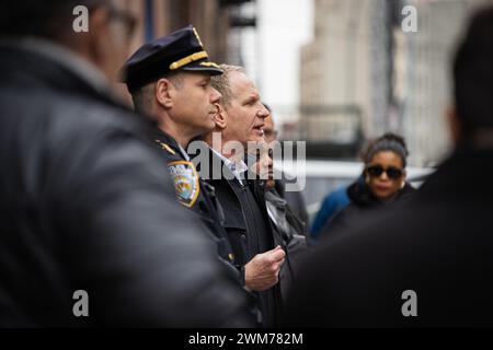 Bronx, USA. Februar 2024. Der Präsident der Metropolitan Transportation Authority, Janno lieber, der Leiter der New York City Police Department of Transit Michael Kemper und andere Mitglieder der Polizeibehörde hielten eine Pressekonferenz im 46. Bezirk in der Bronx, New York, 23. Februar, ab. 2024, um die Medien über den Vorfall in einem D-Zug in Manhattan in der Bronx zu informieren. (Foto: Steve Sanchez/SIPA USA). Quelle: SIPA USA/Alamy Live News Stockfoto