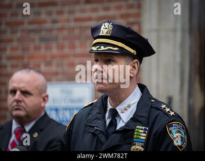 Bronx, USA. Februar 2024. Michael Kemper, Chef der New York City Police Department of Transit, Janno lieber, Präsident der Metropolitan Transportation Authority und andere Mitglieder der Polizeibehörde hielten eine Pressekonferenz im 46. Bezirk in der Bronx, New York, 23. Februar, ab. 2024, um die Medien über den Vorfall in einem D-Zug in Manhattan in der Bronx zu informieren. (Foto: Steve Sanchez/SIPA USA). Quelle: SIPA USA/Alamy Live News Stockfoto