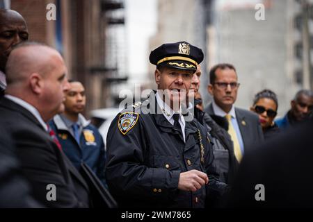 Bronx, USA. Februar 2024. Michael Kemper, Chef der New York City Police Department of Transit, Janno lieber, Präsident der Metropolitan Transportation Authority und andere Mitglieder der Polizeibehörde hielten eine Pressekonferenz im 46. Bezirk in der Bronx, New York, 23. Februar, ab. 2024, um die Medien über den Vorfall in einem D-Zug in Manhattan in der Bronx zu informieren. (Foto: Steve Sanchez/SIPA USA). Quelle: SIPA USA/Alamy Live News Stockfoto