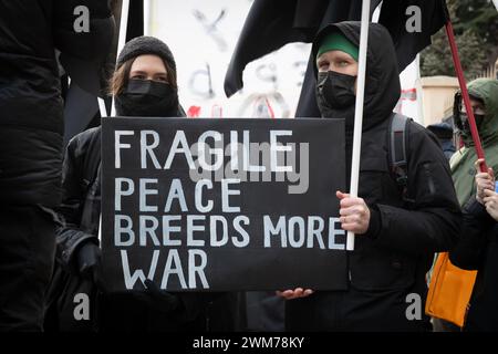 Tiflis, Georgien. Februar 2024. Russische Dissidenten protestieren vor der russischen Botschaft in Tiflis, Georgien, um den 2-jährigen Jahrestag der weiteren Invasion in der Ukraine zu feiern. Quelle: Diego Montoya/Alamy Live News Stockfoto