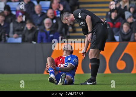 London, Großbritannien. Februar 2024. London, 24. Februar 2024: Schiedsrichter Lewis Smith überprüft Daniel Munoz aus Crystal Palace während des Premier League-Spiels zwischen Crystal Palace und Burnley im Selhurst Park am 24. Februar 2024 in London. (Pedro Soares/SPP) Credit: SPP Sport Press Photo. /Alamy Live News Stockfoto