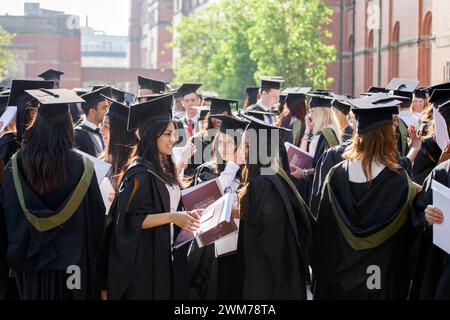 Absolventen außerhalb der Birmingham University, Großbritannien, nach der Abschlussfeier. Stockfoto