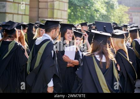 Absolventen außerhalb der Birmingham University, Großbritannien, nach der Abschlussfeier. Stockfoto