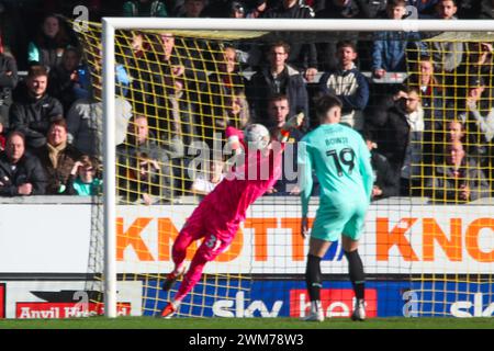 Burton Upon Trent, Großbritannien, 24. Februar 2024: Torhüter Louie Moulden aus Northampton Town macht einen guten Sprung, um Burton Albion zu verhindern, dass Burton Albion früh im Spiel der EFL League One die Führung übernimmt Burton Albion gegen Northampton Town spielte am 24. Februar. Quelle: Clive Stapleton/Alamy Live News Stockfoto