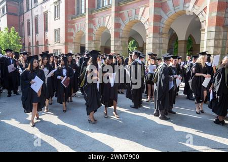 Absolventen außerhalb der Birmingham University, Großbritannien, nach der Abschlussfeier. Stockfoto