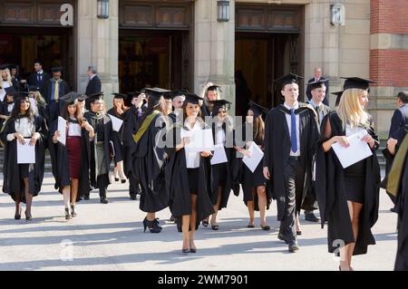 Absolventen außerhalb der Birmingham University, Großbritannien, nach der Abschlussfeier. Stockfoto