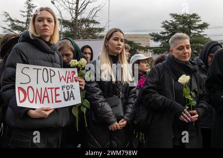 Tiflis, Georgien. Februar 2024. Russische Dissidenten protestieren vor der russischen Botschaft in Tiflis, Georgien, um den 2-jährigen Jahrestag der weiteren Invasion in der Ukraine zu feiern. Quelle: Diego Montoya/Alamy Live News Stockfoto