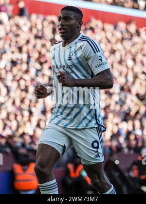 Birmingham, Großbritannien. Februar 2024. Birmingham, England, 24. Februar 2024: Taiwo Awoniyi (9 Nottingham Forest) in Aktion während des Premier League-Fußballspiels zwischen Aston Villa und Nottingham Forest im Villa Park in Birmingham, England (Natalie Mincher/SPP) Credit: SPP Sport Press Photo. /Alamy Live News Stockfoto