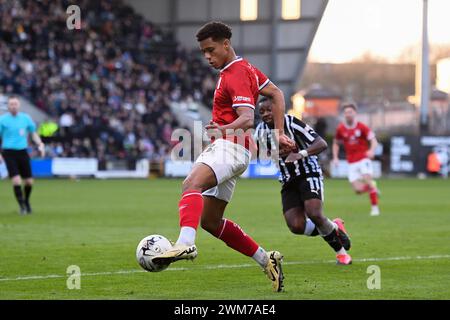 Nottingham am Samstag, den 24. Februar 2024. Rio Adebisi aus Crewe Alexandra kontrolliert den Ball während des Spiels der Sky Bet League 2 zwischen Notts County und Crewe Alexandra in der Meadow Lane, Nottingham am Samstag, den 24. Februar 2024. (Foto: Jon Hobley | MI News) Credit: MI News & Sport /Alamy Live News Stockfoto