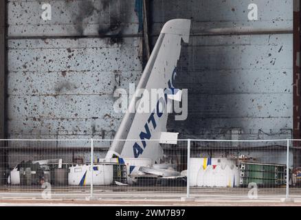 Kiew, Ukraine. Februar 2024. Die Antonov an-225 Mrija, das größte Frachtflugzeug der Welt, wurde von russischen Truppen zerstört, die während einer Gedenkfeier mit den Militärs der Streitkräfte eingenommen wurden, die am Samstag, den 24. Februar 2024 an der Verteidigung des Flughafens Antonow in Hostomelin, Ukraine, teilnahmen. Der belgische Premierminister und der Präsident der Europäischen Kommission besuchen die Ukraine am Tag des zweiten Jahrestages des Beginns des Konflikts mit Russland. BELGA FOTO BENOIT DOPPAGNE Credit: Belga News Agency/Alamy Live News Stockfoto