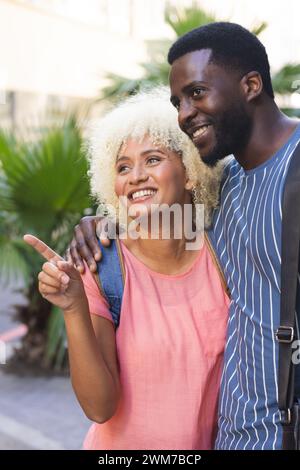 Birassisches Paar, das einen sonnigen Tag im Freien in der Stadt genießt Stockfoto