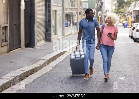 Ein vielseitiges birassisches Paar spaziert durch die Stadt im Urlaub mit Kopierraum Stockfoto