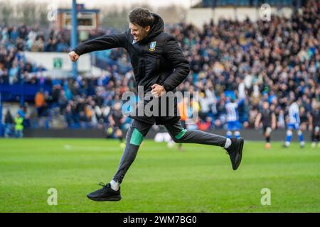 Sheffield, Großbritannien. Februar 2024. Sheffield Wednesday Manager Danny Rohl feiert nach dem Gewinn des Spiels Sheffield Wednesday FC gegen Bristol City FC SKY Bet EFL Championship im Hillsborough Stadium, Sheffield, Großbritannien am 24. Februar 2024 Credit: Every Second Media/Alamy Live News Stockfoto