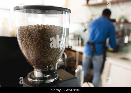 Kaffeebohnen in einem Mahlwerk an der Vorderseite, mit Kopierraum Stockfoto