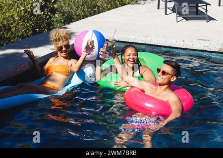 Freunde genießen einen sonnigen Tag am Pool Stockfoto