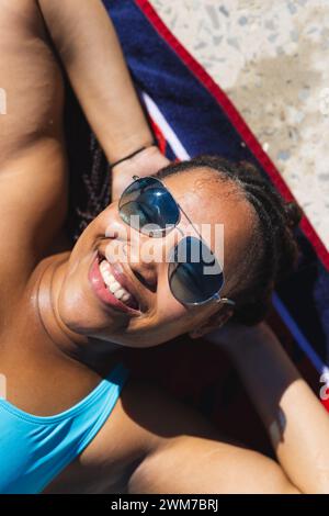 Die junge Frau genießt die Sonne im Freien Stockfoto