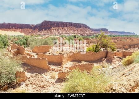 Al Ula ruinierte alte Stadtstraßen mit felsiger Landschaft im Hintergrund, Saudi-Arabien Stockfoto