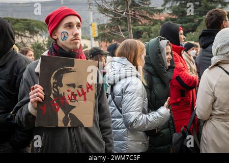 Tiflis, Georgien. Februar 2024. Russische Dissidenten protestieren vor der russischen Botschaft in Tiflis, Georgien, um den 2-jährigen Jahrestag der weiteren Invasion in der Ukraine zu feiern. Quelle: Diego Montoya/Alamy Live News Stockfoto