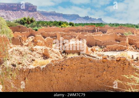 Al Ula ruinierte alte Stadthäuser Ruinen mit felsiger Landschaft im Hintergrund, Saudi-Arabien Stockfoto