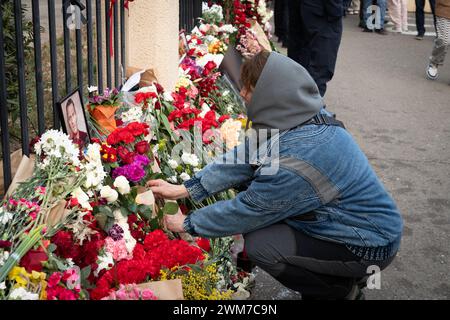 Tiflis, Georgien. Februar 2024. Russische Dissidenten protestieren vor der russischen Botschaft in Tiflis, Georgien, um den 2-jährigen Jahrestag der weiteren Invasion in der Ukraine zu feiern. Quelle: Diego Montoya/Alamy Live News Stockfoto