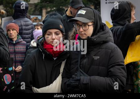 Tiflis, Georgien. Februar 2024. Russische Dissidenten nehmen an einem Protest vor der russischen Botschaft in Tiflis, Georgien, Teil, der den zweiten Jahrestag der weiteren Invasion in der Ukraine feiert. Die junge Dame hat zwei Jahre auf ihre Wangen gemalt. Quelle: Diego Montoya/Alamy Live News Stockfoto