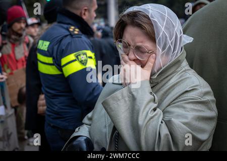 Tiflis, Georgien. Februar 2024. Eine Russin weint vor der russischen Botschaft in Tiflis, Georgien, während eines Protests gegen Russlands Krieg gegen die Ukraine. Der Protest markierte den zweijährigen Jahrestag der weiteren Invasion Russlands in die Ukraine. Quelle: Diego Montoya/Alamy Live News Stockfoto