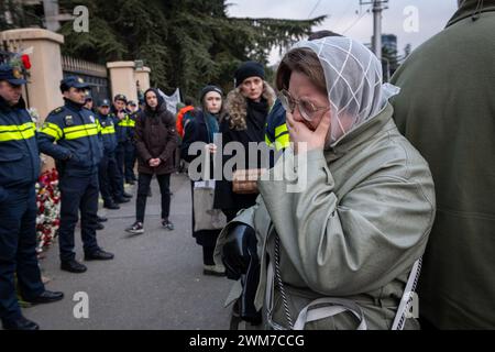 Tiflis, Georgien. Februar 2024. Eine Russin weint vor der russischen Botschaft in Tiflis, Georgien, während eines Protests gegen Russlands Krieg gegen die Ukraine. Der Protest markierte den zweijährigen Jahrestag der weiteren Invasion Russlands in die Ukraine. Quelle: Diego Montoya/Alamy Live News Stockfoto