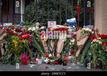 Tiflis, Georgien. Februar 2024. Russische Dissidenten protestieren vor der russischen Botschaft in Tiflis, Georgien, um den 2-jährigen Jahrestag der weiteren Invasion in der Ukraine zu feiern. Quelle: Diego Montoya/Alamy Live News Stockfoto