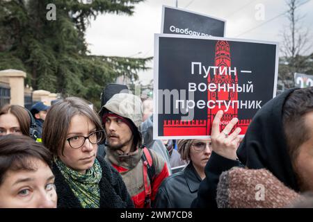 Tiflis, Georgien. Februar 2024. Russische Dissidenten protestieren vor der russischen Botschaft in Tiflis, Georgien, um den 2-jährigen Jahrestag der weiteren Invasion in der Ukraine zu feiern. Quelle: Diego Montoya/Alamy Live News Stockfoto