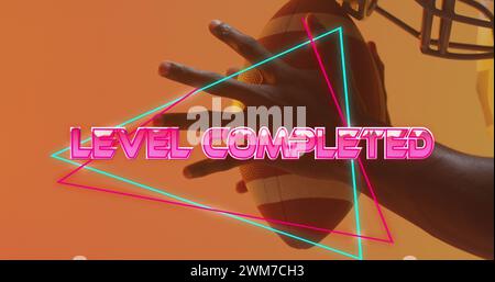 Bild des Textes, der auf der Ebene vervollständigt wurde, über Neonmuster und afroamerikanischer Fußballspieler Stockfoto