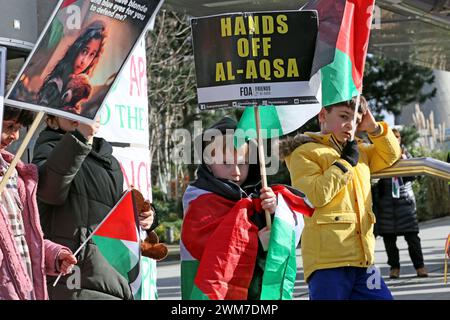 Salford, Großbritannien. Februar 2024. Hunderte von Familien versammeln sich mit ihren Kindern, um gegen die BBC und ihre "voreingenommene" Berichterstattung über die Bombardierung Palästinas zu protestieren. Die Demonstranten forderten ein freies Palästina und einen Waffenstillstand. Die Kinder hielten Drachen in Solidarität mit den Kindern im Gazastreifen auf, die das guiness-Buch der Rekorde für die meisten gleichzeitig geflogenen Drachen halten. Die Kinder verbanden auch Puppen und stellten Plakate zusammen, die einen Haufen Kinderschuhe hinterließen, um die Kinder zu repräsentieren, die in Gaza getötet wurden. Media City, Salford, Großbritannien. Quelle: Barbara Cook/Alamy Live News Stockfoto