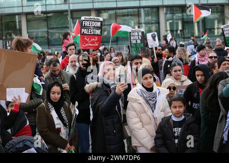 Salford, Großbritannien. Februar 2024. Hunderte von Familien versammeln sich mit ihren Kindern, um gegen die BBC und ihre "voreingenommene" Berichterstattung über die Bombardierung Palästinas zu protestieren. Die Demonstranten forderten ein freies Palästina und einen Waffenstillstand. Die Kinder hielten Drachen in Solidarität mit den Kindern im Gazastreifen auf, die das guiness-Buch der Rekorde für die meisten gleichzeitig geflogenen Drachen halten. Die Kinder verbanden auch Puppen und stellten Plakate zusammen, die einen Haufen Kinderschuhe hinterließen, um die Kinder zu repräsentieren, die in Gaza getötet wurden. Media City, Salford, Großbritannien. Quelle: Barbara Cook/Alamy Live News Stockfoto