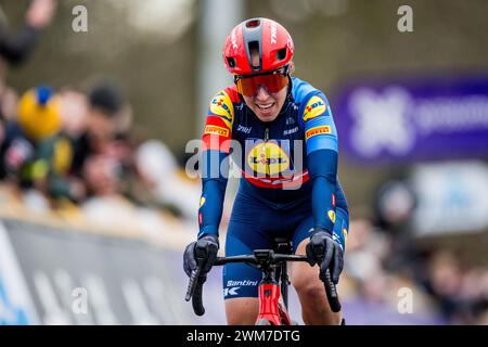 Ninove, Belgien. Februar 2024. Die niederländische Shirin Van Anrooij von Lidl-Trek in Aktion beim eintägigen Radrennen Omloop Het Nieuwsblad (UCI World Tour) der Frauen, 127 km von Gent nach Ninove, Samstag, den 24. Februar 2024. BELGA FOTO JASPER JACOBS Credit: Belga News Agency/Alamy Live News Stockfoto