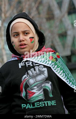 Salford, Großbritannien. Februar 2024. Hunderte von Familien versammeln sich mit ihren Kindern, um gegen die BBC und ihre "voreingenommene" Berichterstattung über die Bombardierung Palästinas zu protestieren. Die Demonstranten forderten ein freies Palästina und einen Waffenstillstand. Die Kinder hielten Drachen in Solidarität mit den Kindern im Gazastreifen auf, die das guiness-Buch der Rekorde für die meisten gleichzeitig geflogenen Drachen halten. Die Kinder verbanden auch Puppen und stellten Plakate zusammen, die einen Haufen Kinderschuhe hinterließen, um die Kinder zu repräsentieren, die in Gaza getötet wurden. Media City, Salford, Großbritannien. Quelle: Barbara Cook/Alamy Live News Stockfoto