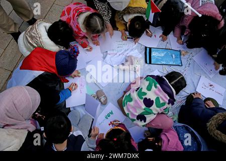 Salford, Großbritannien. Februar 2024. Hunderte von Familien versammeln sich mit ihren Kindern, um gegen die BBC und ihre "voreingenommene" Berichterstattung über die Bombardierung Palästinas zu protestieren. Die Demonstranten forderten ein freies Palästina und einen Waffenstillstand. Die Kinder hielten Drachen in Solidarität mit den Kindern im Gazastreifen auf, die das guiness-Buch der Rekorde für die meisten gleichzeitig geflogenen Drachen halten. Die Kinder verbanden auch Puppen und stellten Plakate zusammen, die einen Haufen Kinderschuhe hinterließen, um die Kinder zu repräsentieren, die in Gaza getötet wurden. Media City, Salford, Großbritannien. Quelle: Barbara Cook/Alamy Live News Stockfoto