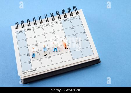 Konzept der viertägigen Arbeitswoche. Gedruckter Kalender für eine 4-tägige Arbeitswoche Stockfoto