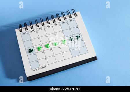 Konzept der viertägigen Arbeitswoche. Gedruckter Kalender für eine 4-tägige Arbeitswoche Stockfoto