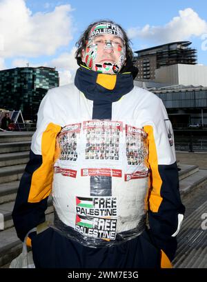 Salford, Großbritannien. Februar 2024. Hunderte von Familien versammeln sich mit ihren Kindern, um gegen die BBC und ihre "voreingenommene" Berichterstattung über die Bombardierung Palästinas zu protestieren. Die Demonstranten forderten ein freies Palästina und einen Waffenstillstand. Die Kinder hielten Drachen in Solidarität mit den Kindern im Gazastreifen auf, die das guiness-Buch der Rekorde für die meisten gleichzeitig geflogenen Drachen halten. Die Kinder verbanden auch Puppen und stellten Plakate zusammen, die einen Haufen Kinderschuhe hinterließen, um die Kinder zu repräsentieren, die in Gaza getötet wurden. Media City, Salford, Großbritannien. Quelle: Barbara Cook/Alamy Live News Stockfoto