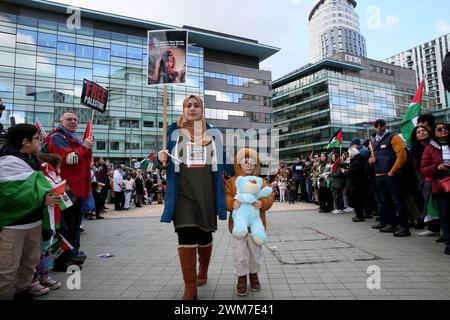 Salford, Großbritannien. Februar 2024. Hunderte von Familien versammeln sich mit ihren Kindern, um gegen die BBC und ihre "voreingenommene" Berichterstattung über die Bombardierung Palästinas zu protestieren. Die Demonstranten forderten ein freies Palästina und einen Waffenstillstand. Die Kinder hielten Drachen in Solidarität mit den Kindern im Gazastreifen auf, die das guiness-Buch der Rekorde für die meisten gleichzeitig geflogenen Drachen halten. Die Kinder verbanden auch Puppen und stellten Plakate zusammen, die einen Haufen Kinderschuhe hinterließen, um die Kinder zu repräsentieren, die in Gaza getötet wurden. Media City, Salford, Großbritannien. Quelle: Barbara Cook/Alamy Live News Stockfoto
