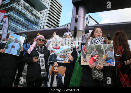 Salford, Großbritannien. Februar 2024. Hunderte von Familien versammeln sich mit ihren Kindern, um gegen die BBC und ihre "voreingenommene" Berichterstattung über die Bombardierung Palästinas zu protestieren. Die Demonstranten forderten ein freies Palästina und einen Waffenstillstand. Die Kinder hielten Drachen in Solidarität mit den Kindern im Gazastreifen auf, die das guiness-Buch der Rekorde für die meisten gleichzeitig geflogenen Drachen halten. Die Kinder verbanden auch Puppen und stellten Plakate zusammen, die einen Haufen Kinderschuhe hinterließen, um die Kinder zu repräsentieren, die in Gaza getötet wurden. Media City, Salford, Großbritannien. Quelle: Barbara Cook/Alamy Live News Stockfoto
