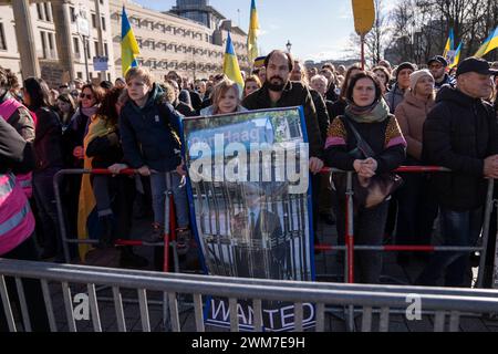 Demo in Berlin zum zweiten Jahrestag des Russischen Krieges gegen die Ukraine mit vielen Rednern Stockfoto