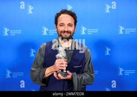 Berlin, Deutschland. Februar 2024. Regisseur Nelson Carlos de Los Santos Arias posiert mit dem Silbernen Bären für den besten Regisseur für „Pepe“ hinter der Bühne während der Preisverleihung beim 74. Berli International Film Festival. Quelle: Nadja Wohlleben/Reuters/Pool/dpa/Alamy Live News Stockfoto