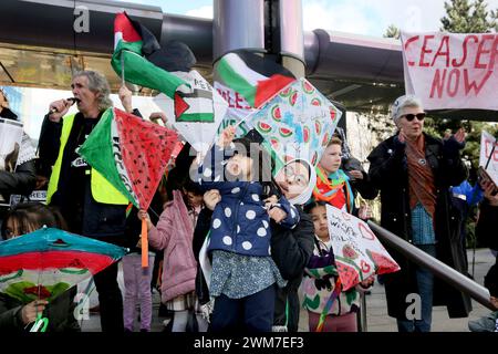 Salford, Großbritannien. Februar 2024. Hunderte von Familien versammeln sich mit ihren Kindern, um gegen die BBC und ihre "voreingenommene" Berichterstattung über die Bombardierung Palästinas zu protestieren. Die Demonstranten forderten ein freies Palästina und einen Waffenstillstand. Die Kinder hielten Drachen in Solidarität mit den Kindern im Gazastreifen auf, die das guiness-Buch der Rekorde für die meisten gleichzeitig geflogenen Drachen halten. Die Kinder verbanden auch Puppen und stellten Plakate zusammen, die einen Haufen Kinderschuhe hinterließen, um die Kinder zu repräsentieren, die in Gaza getötet wurden. Media City, Salford, Großbritannien. Quelle: Barbara Cook/Alamy Live News Stockfoto