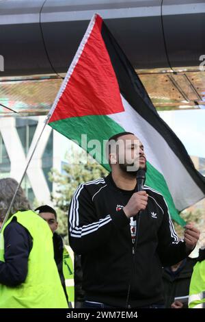 Salford, Großbritannien. Februar 2024. Hunderte von Familien versammeln sich mit ihren Kindern, um gegen die BBC und ihre "voreingenommene" Berichterstattung über die Bombardierung Palästinas zu protestieren. Die Demonstranten forderten ein freies Palästina und einen Waffenstillstand. Die Kinder hielten Drachen in Solidarität mit den Kindern im Gazastreifen auf, die das guiness-Buch der Rekorde für die meisten gleichzeitig geflogenen Drachen halten. Die Kinder verbanden auch Puppen und stellten Plakate zusammen, die einen Haufen Kinderschuhe hinterließen, um die Kinder zu repräsentieren, die in Gaza getötet wurden. Media City, Salford, Großbritannien. Quelle: Barbara Cook/Alamy Live News Stockfoto