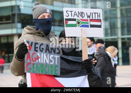 Salford, Großbritannien. Februar 2024. Hunderte von Familien versammeln sich mit ihren Kindern, um gegen die BBC und ihre "voreingenommene" Berichterstattung über die Bombardierung Palästinas zu protestieren. Die Demonstranten forderten ein freies Palästina und einen Waffenstillstand. Die Kinder hielten Drachen in Solidarität mit den Kindern im Gazastreifen auf, die das guiness-Buch der Rekorde für die meisten gleichzeitig geflogenen Drachen halten. Die Kinder verbanden auch Puppen und stellten Plakate zusammen, die einen Haufen Kinderschuhe hinterließen, um die Kinder zu repräsentieren, die in Gaza getötet wurden. Media City, Salford, Großbritannien. Quelle: Barbara Cook/Alamy Live News Stockfoto